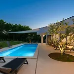 Villa Lim Silent By Istrialux Matohanci