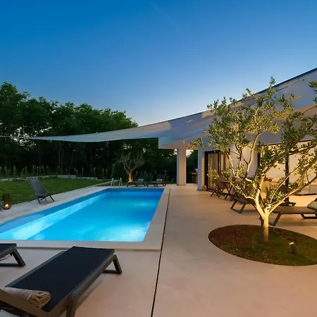 Villa Villa Lim Silent By Istrialux Matohanci