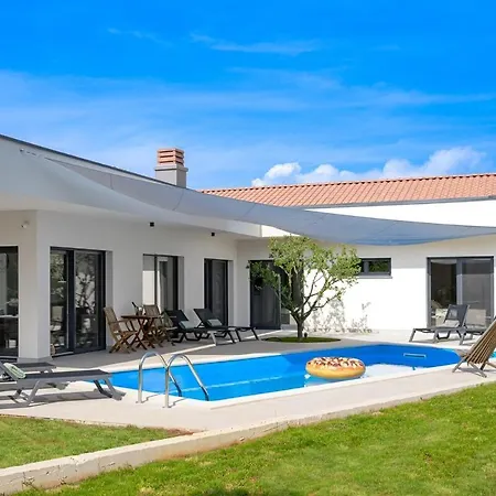 Villa Villa Lim Silent By Istrialux Matohanci