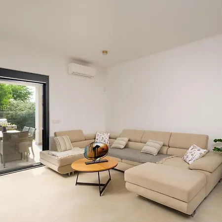 Villa Lim Silent By Istrialux Matohanci